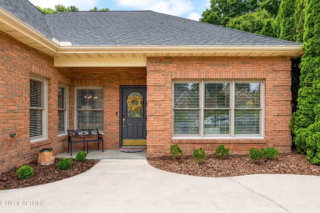 Photo of 170 Valleyview Drive, Lenoir City, TN 37772 (MLS # 1348797)