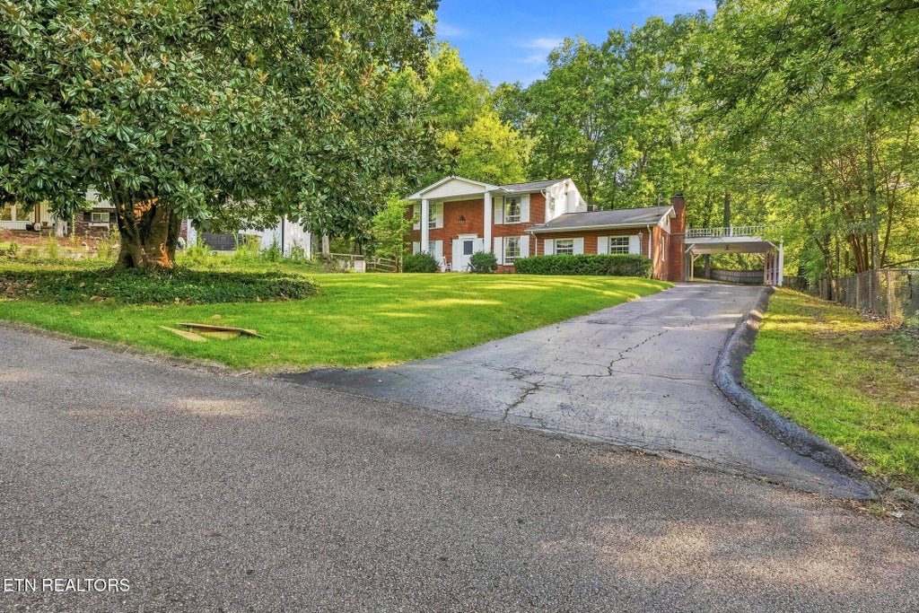 Photo of 7305 Toxaway Drive, Knoxville, TN 37909 (MLS # 1358465)