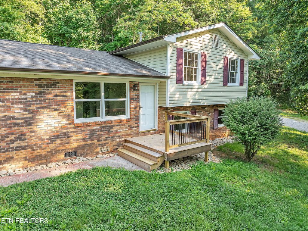 Photo of 246 Robertson Lane Ln, Caryville, TN 37714 (MLS # 1327826)