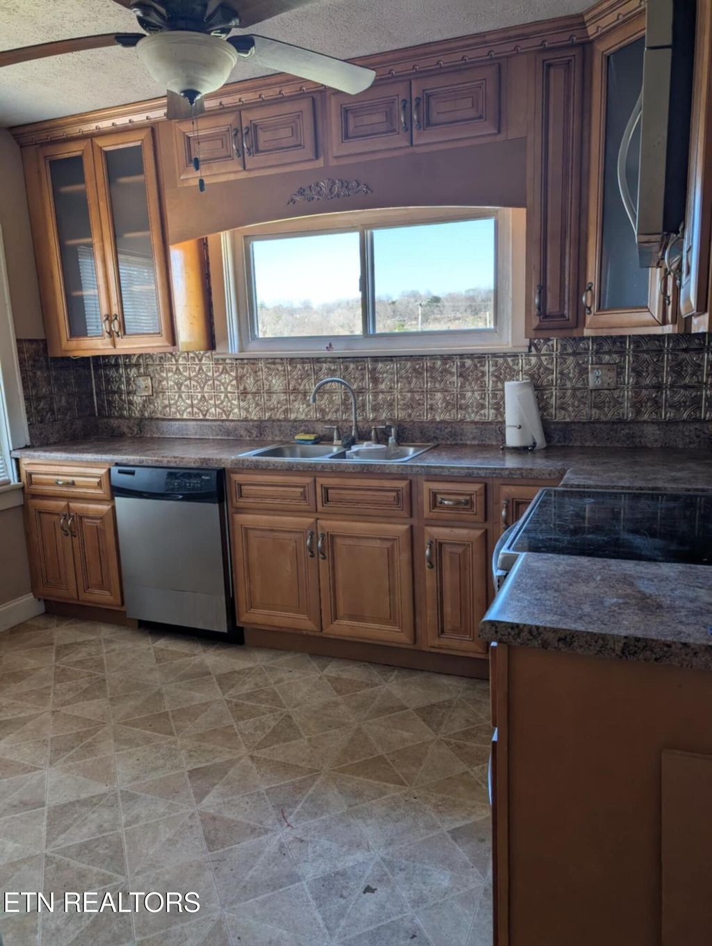 Photo of 227 E Weaver St, Clinton, TN 37716 (MLS # 1292533)