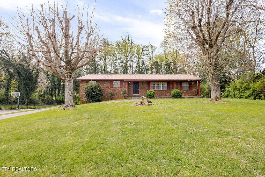 Photo of 10604 Pinedale Drive, Knoxville, TN 37922 (MLS # 1334974)