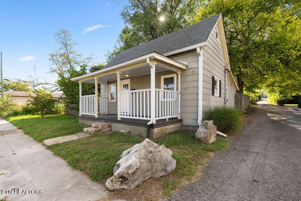 911 UNIVERSITY AVE, KNOXVILLE, TN 37921 - Image c1e111691b3f65c0e52ccd2bd1d1cbbf/2911369686