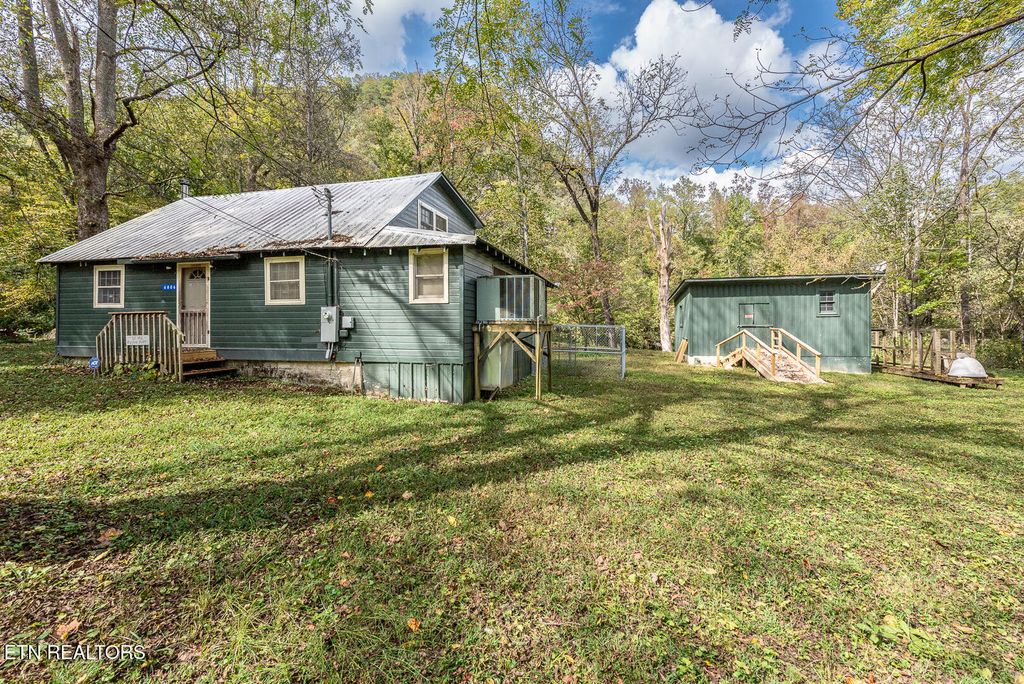 Photo of 6806 Walnut Loop Rd, Townsend, TN 37882 (MLS # 1318546)