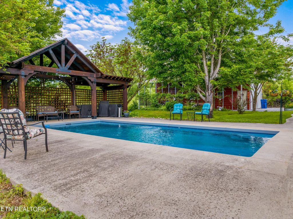 Photo of 687 Burchfield Road Rd, Dandridge, TN 37725 (MLS # 1300080)