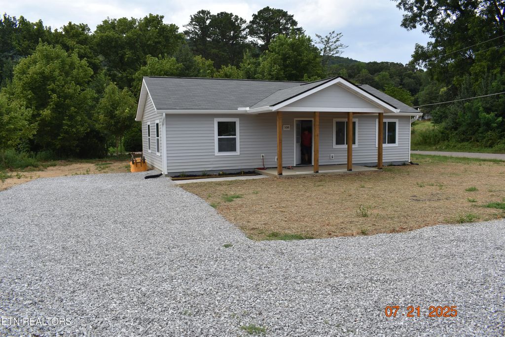 Photo of 108 Bradys Way, Harriman, TN 37748 (MLS # 1309741)