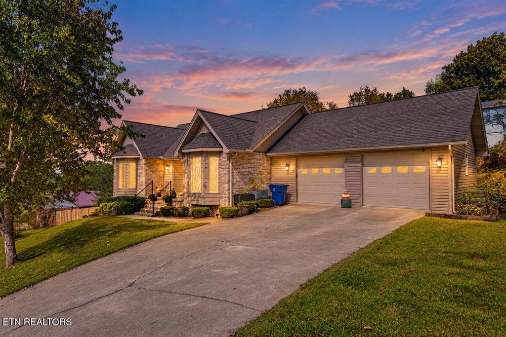 Photo of 685 Ivey St, Jellico, TN 37762 (MLS # 1358775)