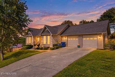 Photo of 685 Ivey St, Jellico, TN 37762 (MLS # 1358775)