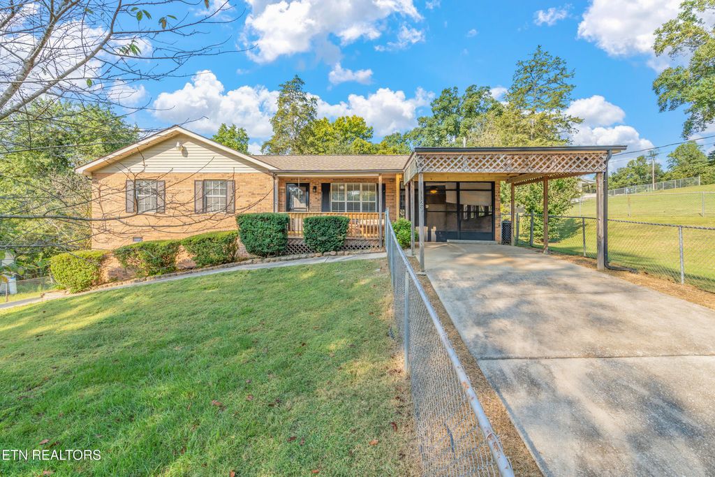 Photo of 129 Bales Ave, Harriman, TN 37748 (MLS # 1315428)