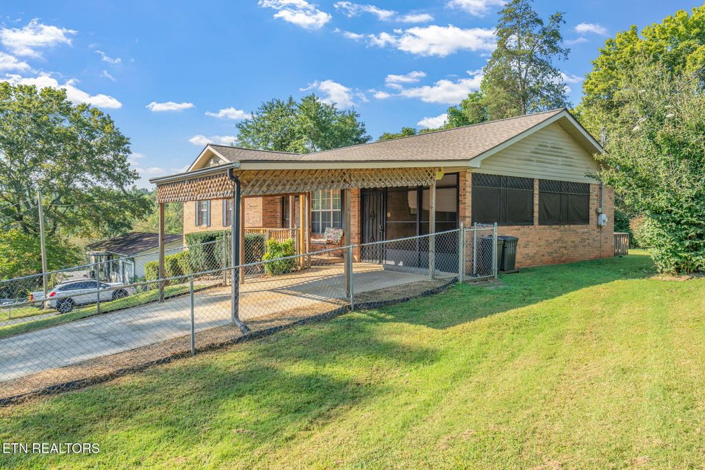 Photo of 129 Bales Ave, Harriman, TN 37748 (MLS # 1315428)