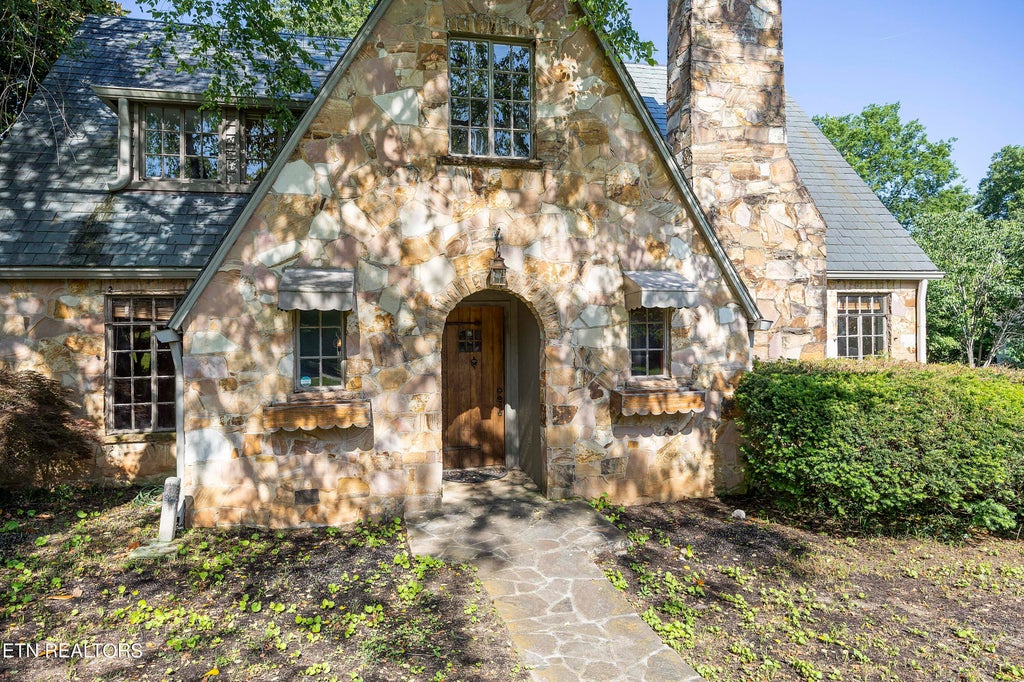 Photo of 1002 E Nokomis Circle, Knoxville, TN 37919 (MLS # 1265701)