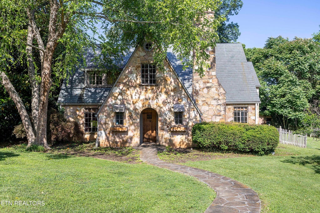 Photo of 1002 E Nokomis Circle, Knoxville, TN 37919 (MLS # 1265701)
