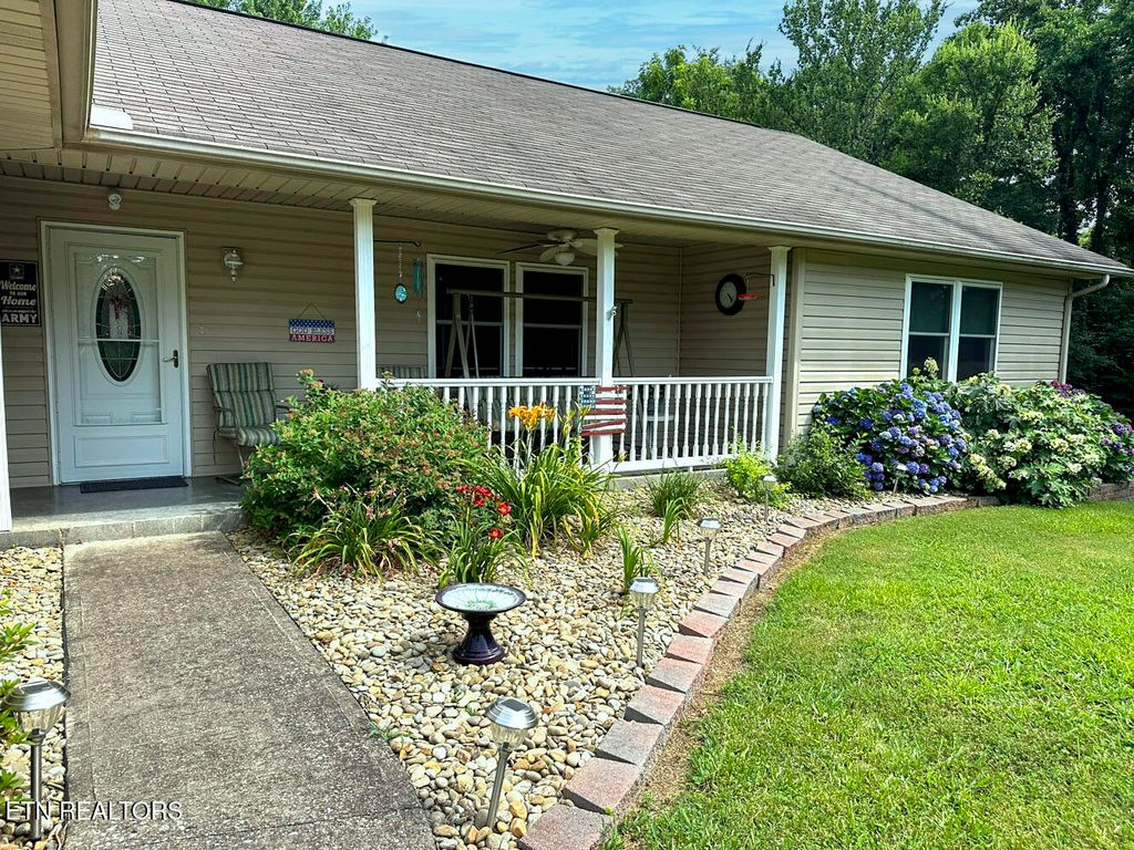 Photo of 1733 Oakdale Drive, Dandridge, TN 37725 (MLS # 1306165)