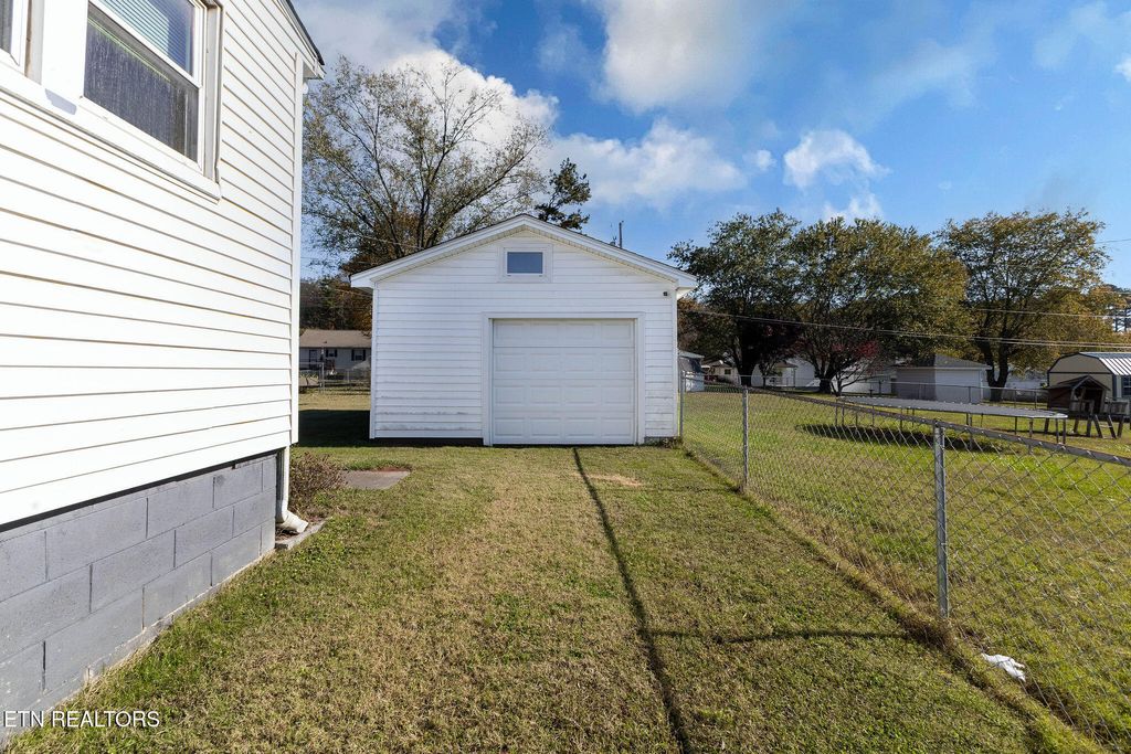 Photo of 109 Lee Drive, Lenoir City, TN 37771 (MLS # 1320748)