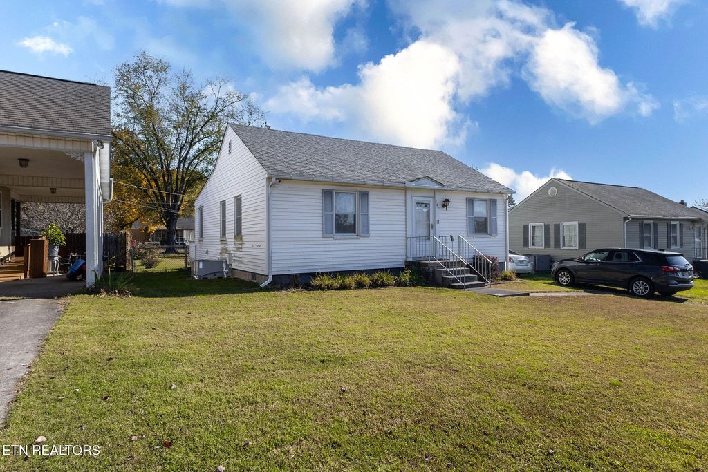 Photo of 109 Lee Drive, Lenoir City, TN 37771 (MLS # 1320748)