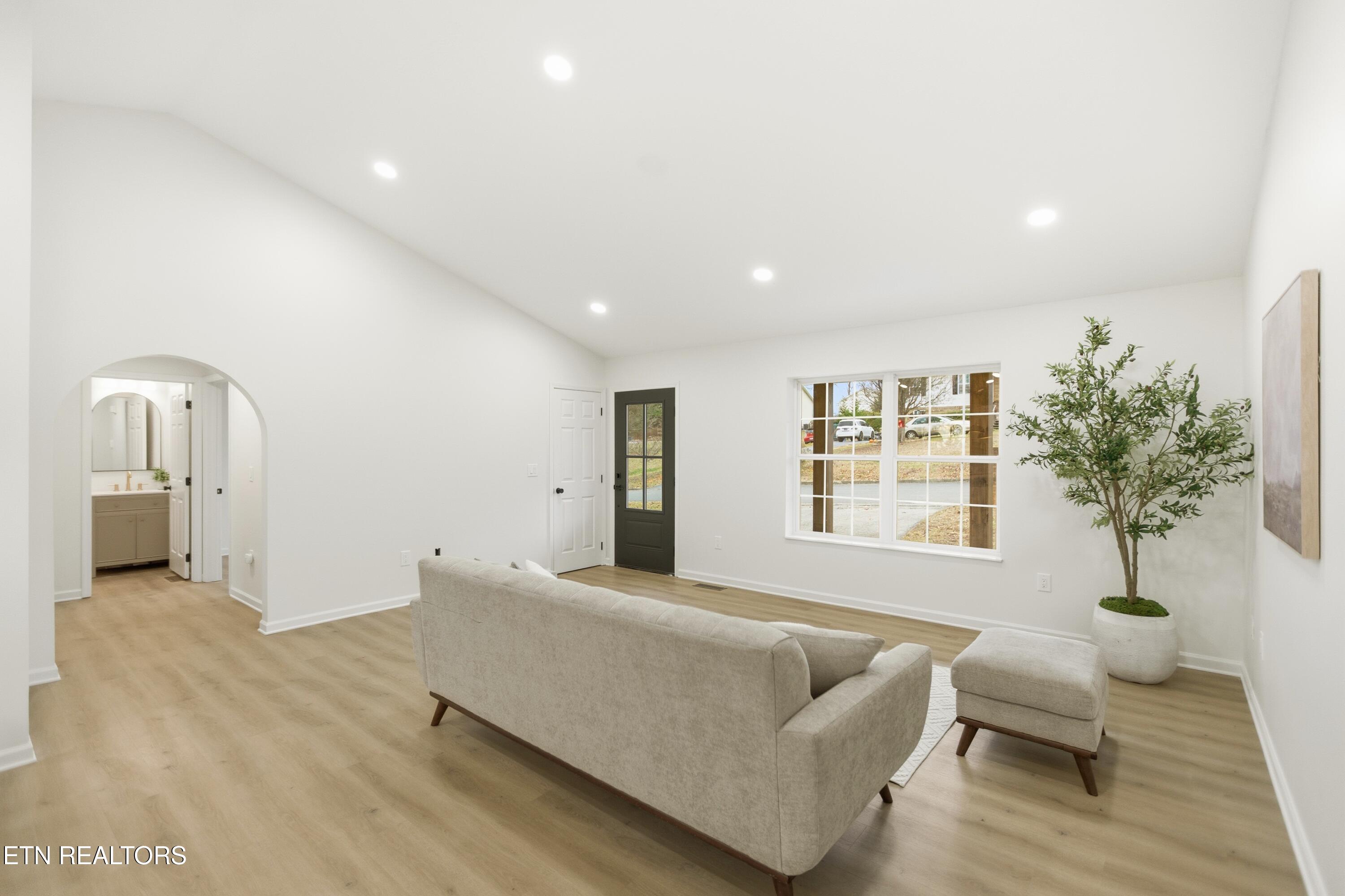 805 farnsworth Court