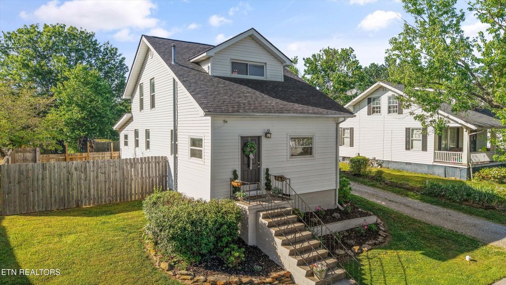 Photo of 266 W Lincoln Rd, Alcoa, TN 37701 (MLS # 1338238)