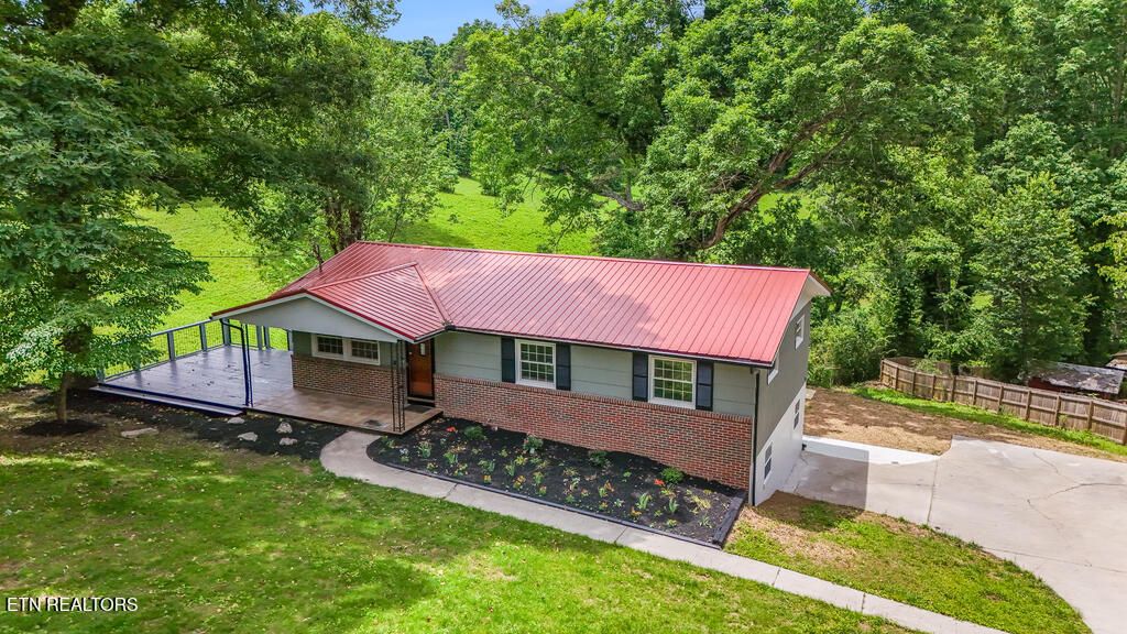 Photo of 110 Courtland Lane, Clinton, TN 37716 (MLS # 1302748)