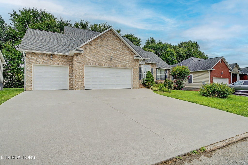 Photo of 6828 Amberfield Lane, Knoxville, TN 37918 (MLS # 1349305)