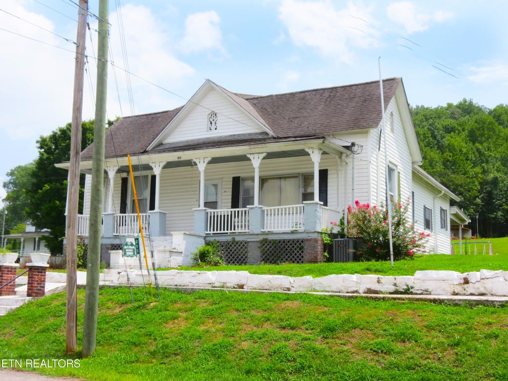 Photo of 313 W Spring St, Oliver Springs, TN 37840 (MLS # 1271744)