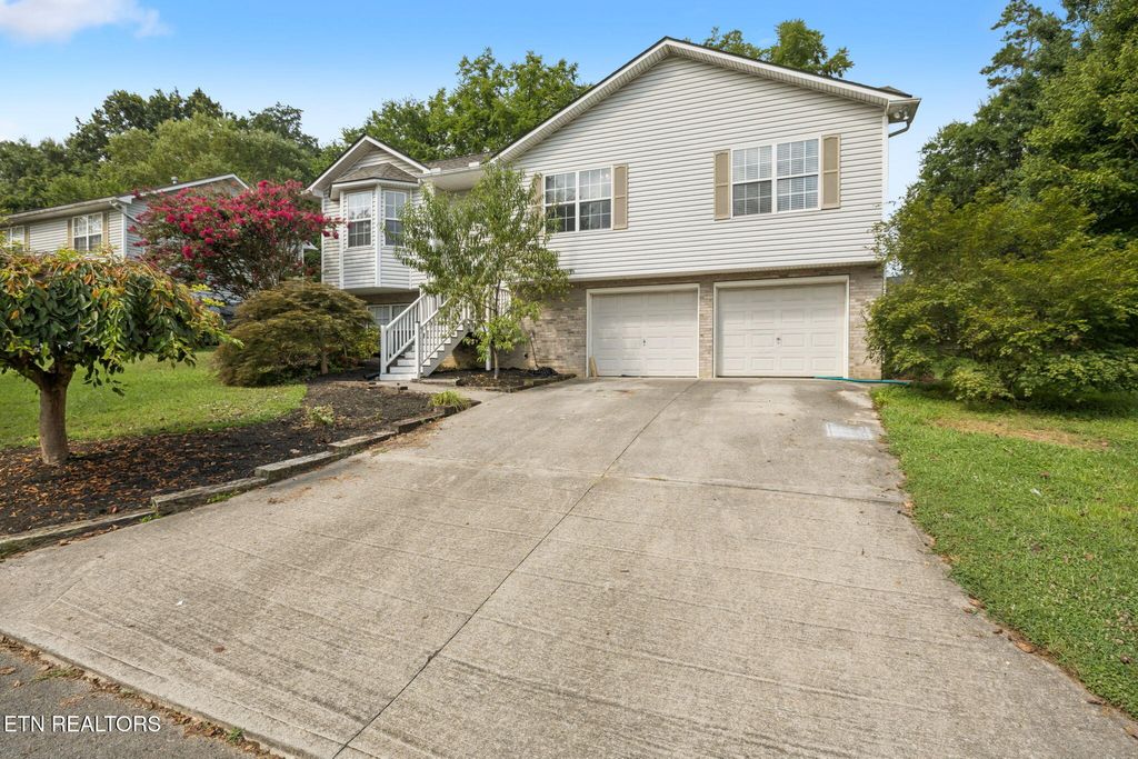 Photo of 7447 Twin Brooks Blvd, Knoxville, TN 37918 (MLS # 1331108)