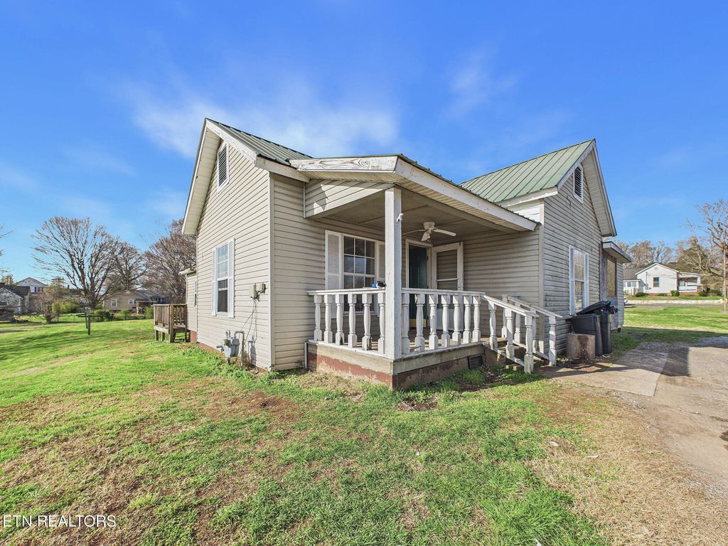Photo of 605 Bennett St, Sweetwater, TN 37874 (MLS # 1333459)