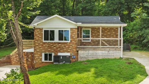 Photo of 616 Kinzel Ave, Maryville, TN 37804 (MLS # 1351129)