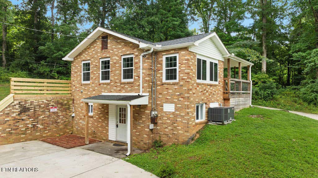 Photo of 616 Kinzel Ave, Maryville, TN 37804 (MLS # 1351129)