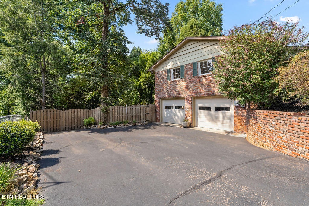 Photo of 929 Corning Rd, Knoxville, TN 37923 (MLS # 1354985)