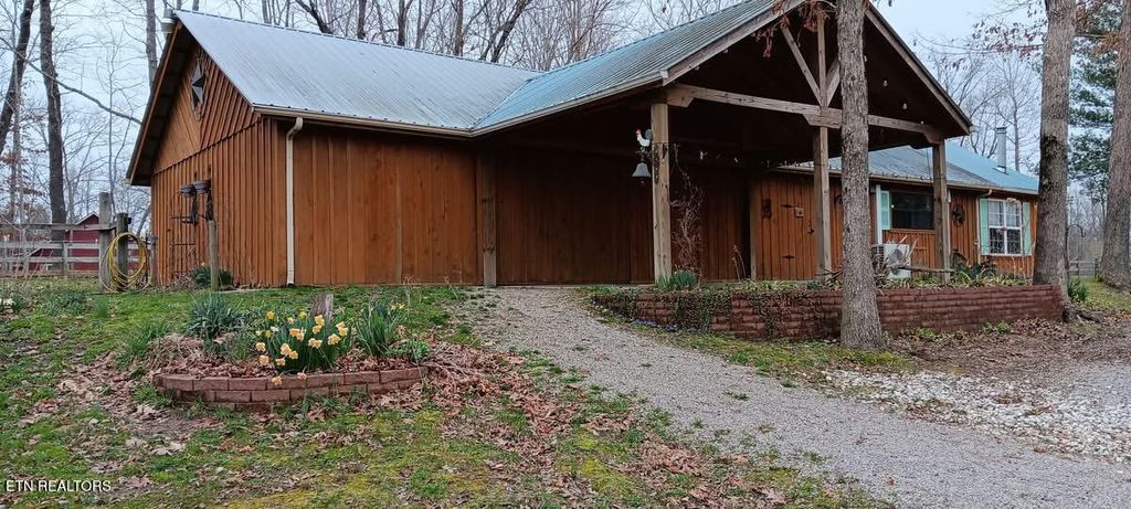 Photo of 684 Spruce Creek Drive, Jamestown, TN 38556 (MLS # 1341002)