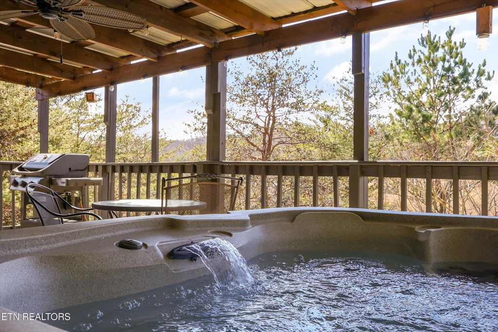 Photo of 1483 Honey Oaks Way, Sevierville, TN 37876 (MLS # 1329334)