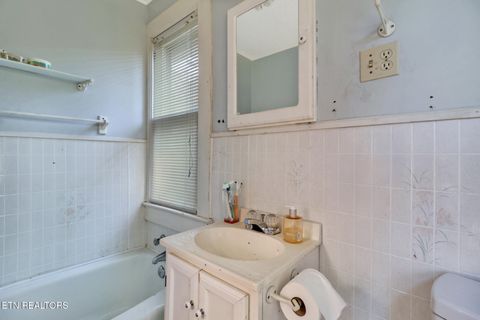 Tiny photo for 514 Clinton St, Harriman, TN 37748 (MLS # 1318933)