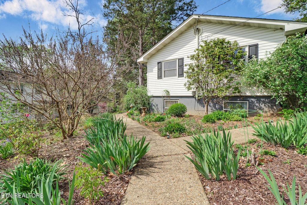 Photo of 101 Tabor Rd, Oak Ridge, TN 37830 (MLS # 1335004)