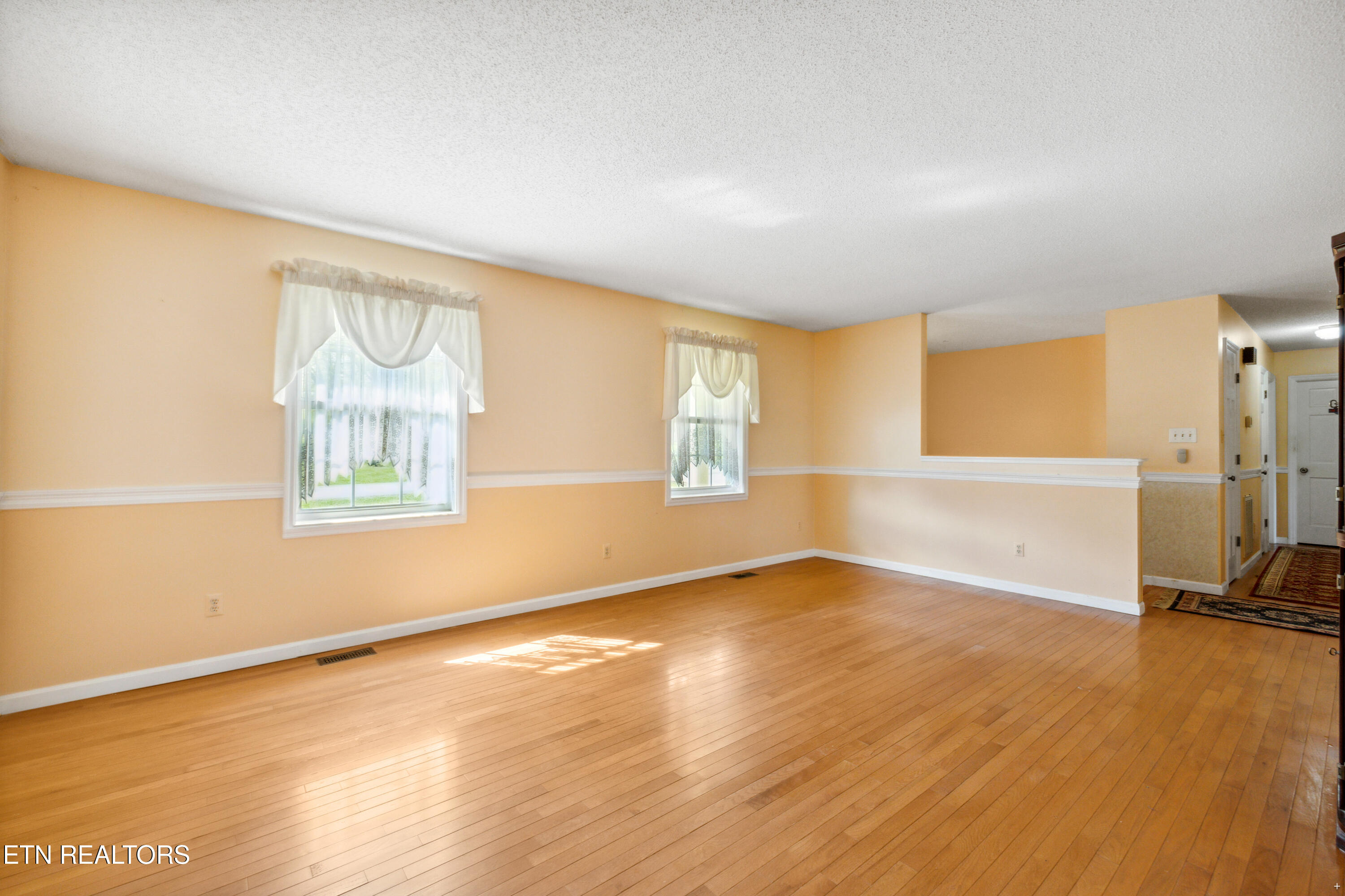 2711 Greenway Drive