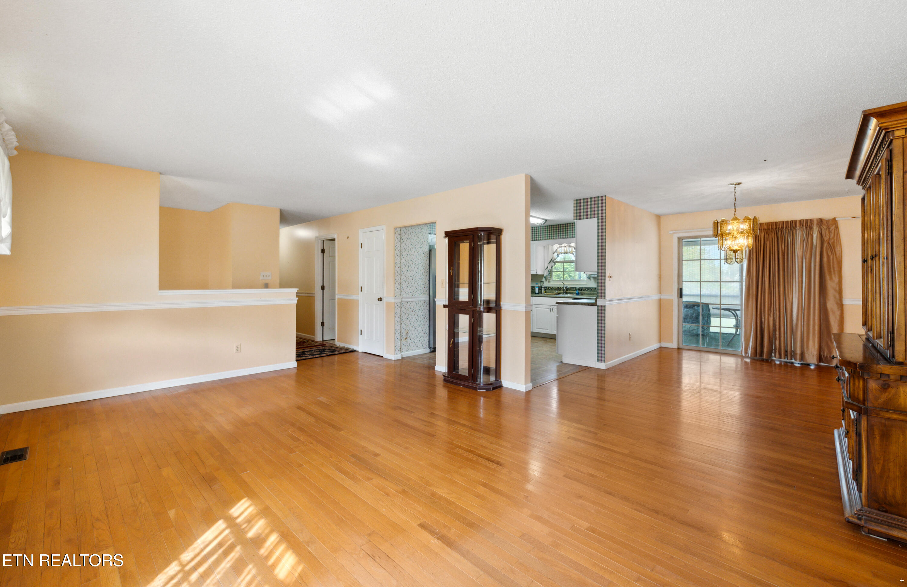 2711 Greenway Drive