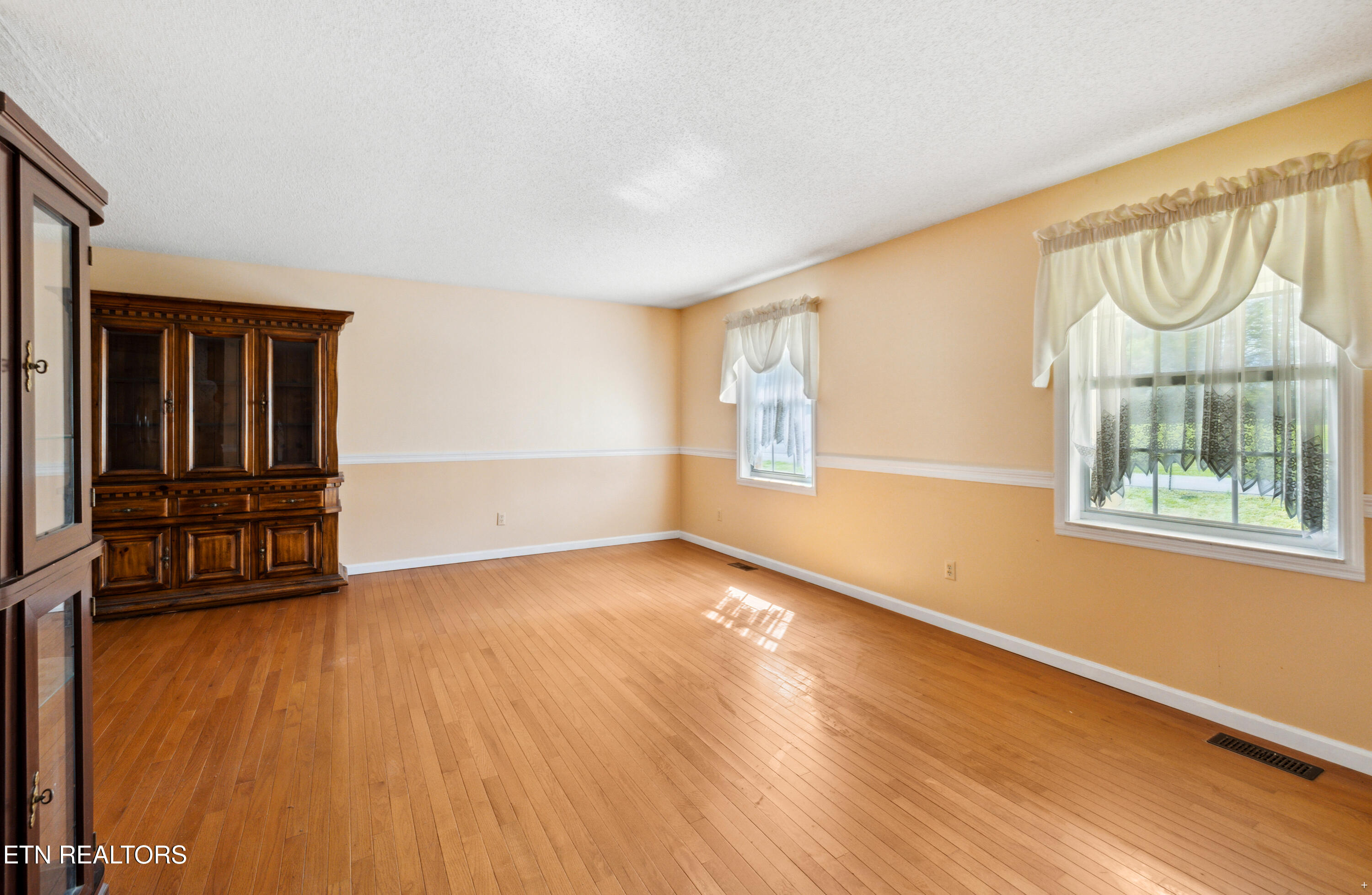 2711 Greenway Drive