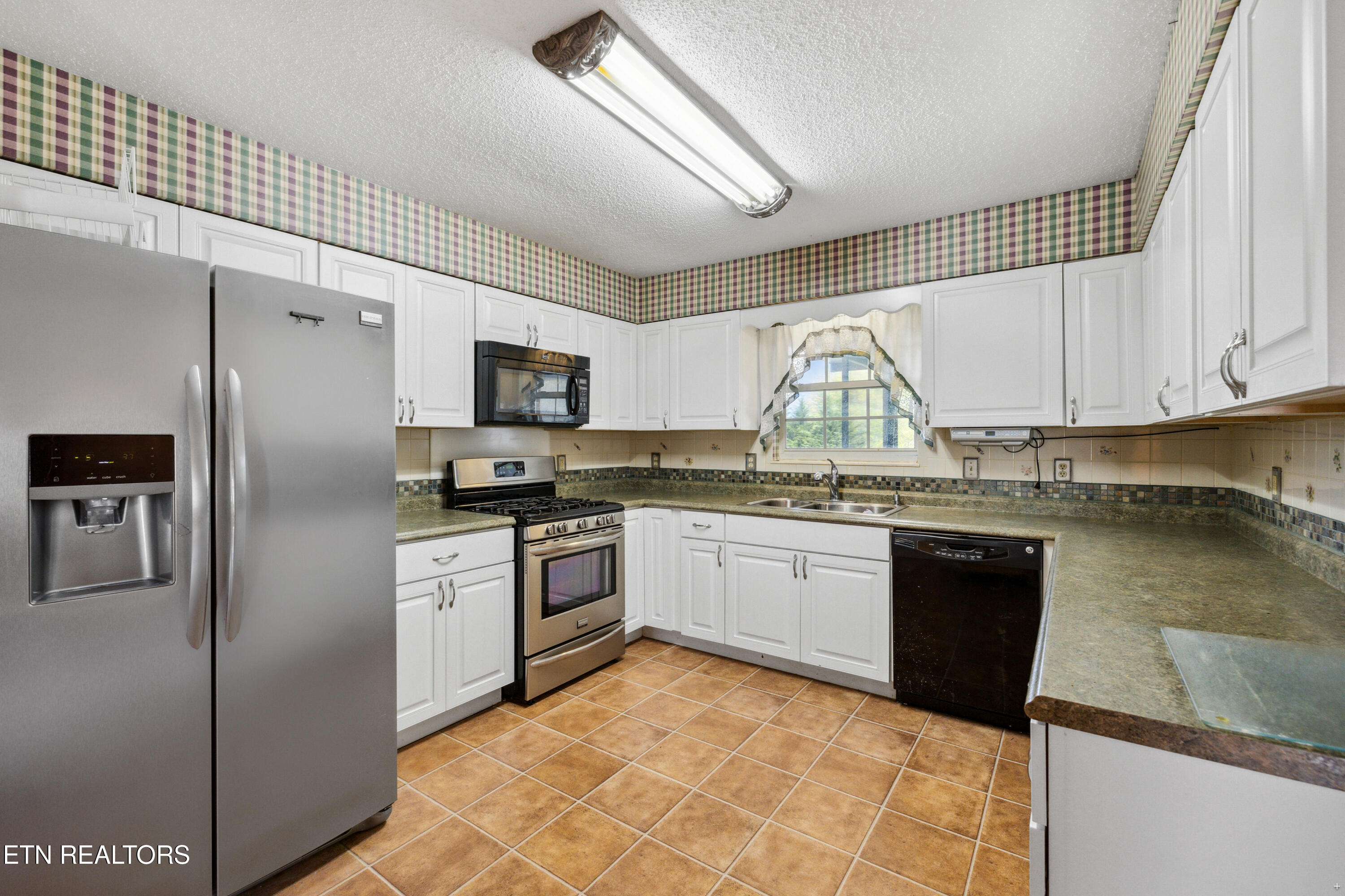 2711 Greenway Drive