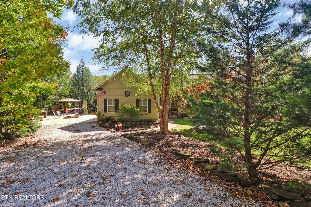 Photo of 232 Victoria Circle, Jamestown, TN 38556 (MLS # 1320383)