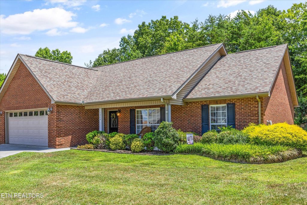 Photo of 1026 Saint Johns Drive, Maryville, TN 37801 (MLS # 1328185)