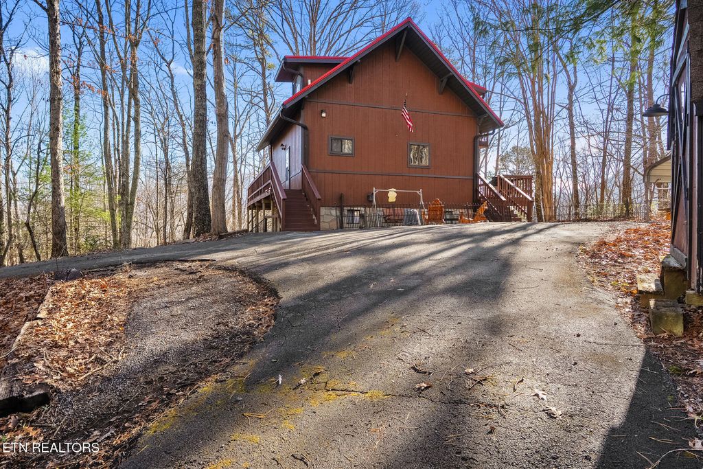 Photo of 4112 Hillcrest Road Rd, Sevierville, TN 37862 (MLS # 1324873)