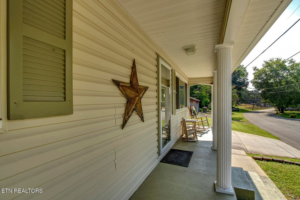 Photo of 611 E Race St, Kingston, TN 37763 (MLS # 1303450)