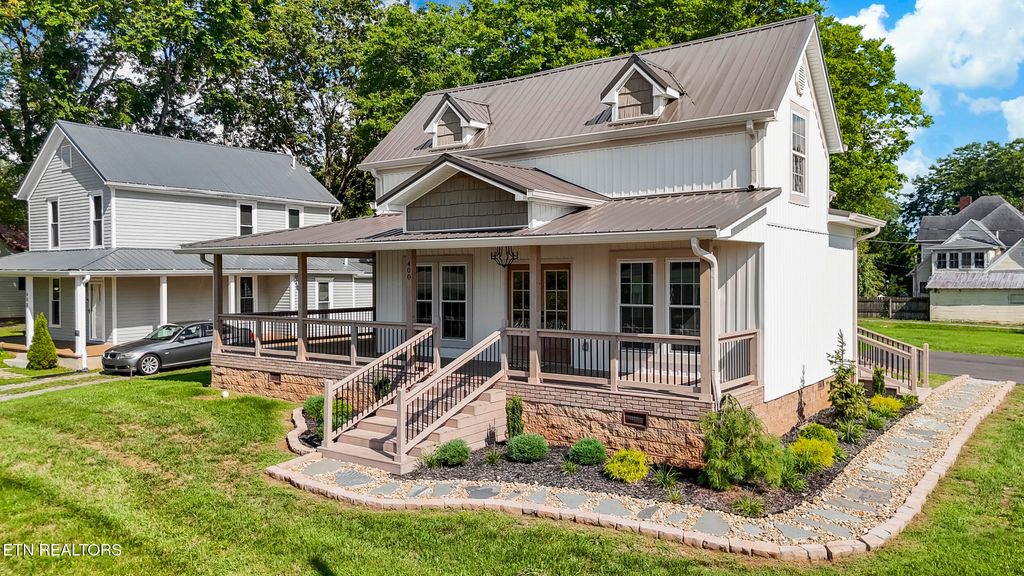 Photo of 400 E 4Th North St, Morristown, TN 37814 (MLS # 1311587)