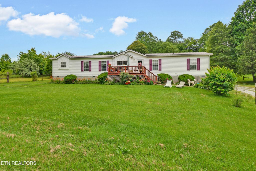 Photo of 627 Clint Lowe Rd, Crossville, TN 38572 (MLS # 1304769)