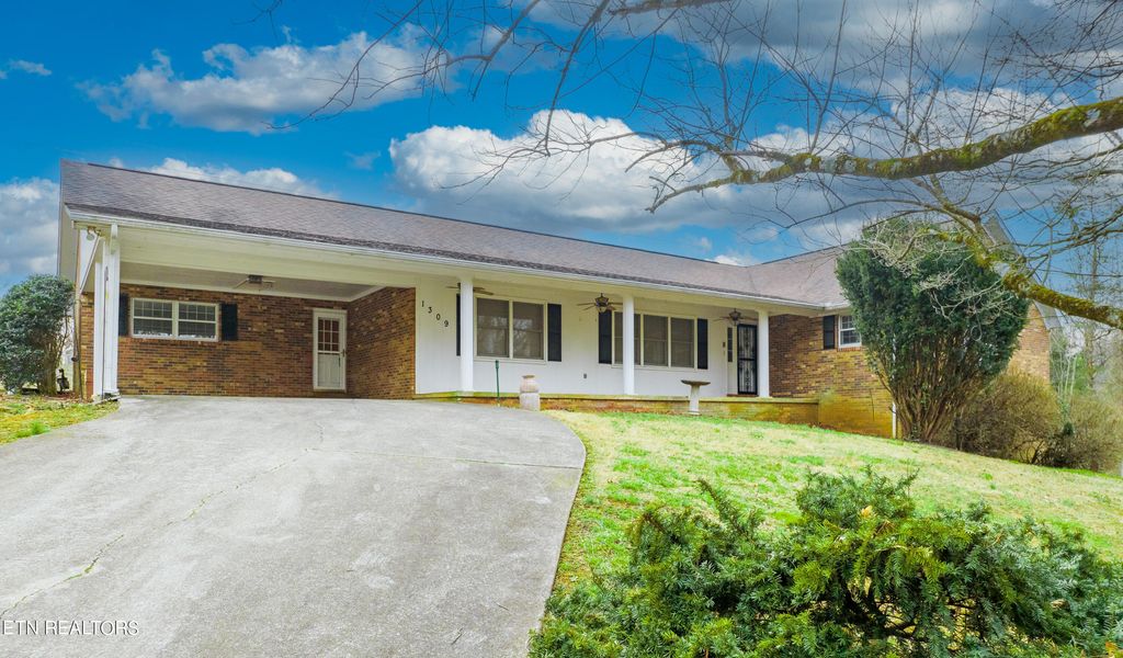Photo of 1309 Landing Lane, Louisville, TN 37777 (MLS # 1248968)