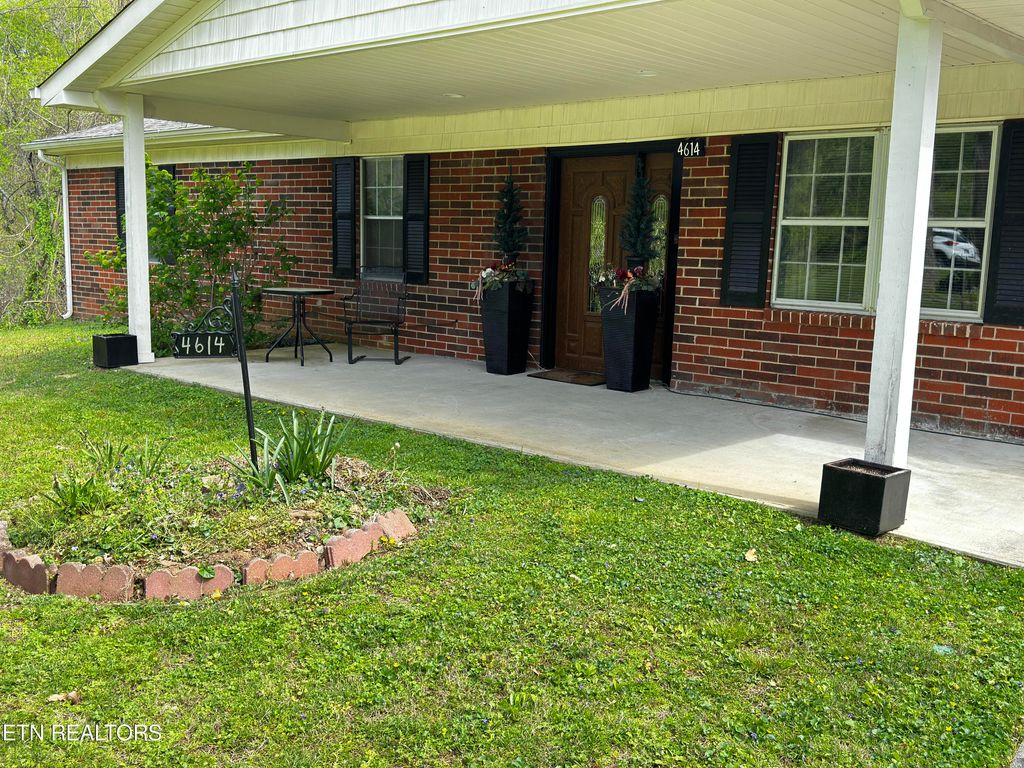 Photo of 4614 Lakeview Circle, Louisville, TN 37777 (MLS # 1258224)