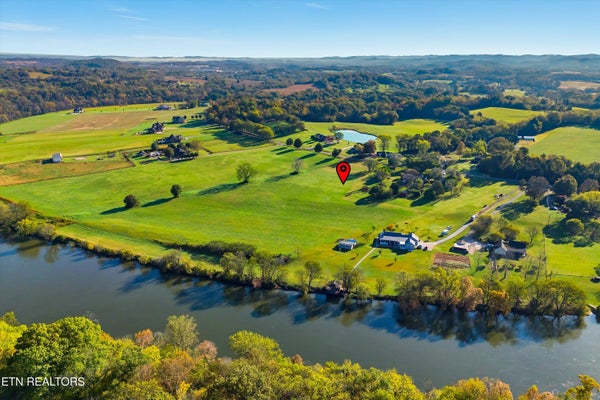 1021 GRAVES RD, STRAWBERRY PLAINS, TN 37871 - Image c74eef452b6fcad584aa208ad8d010ed/858271046