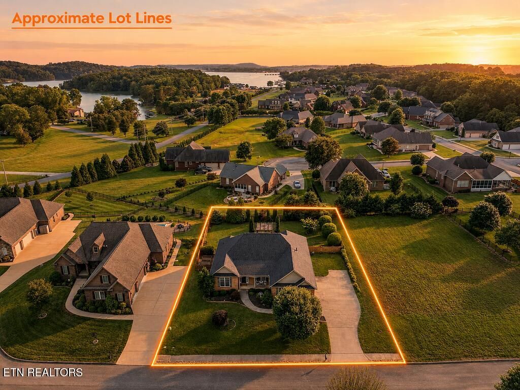 Photo of 346 E Port Drive, Lenoir City, TN 37772 (MLS # 1344058)