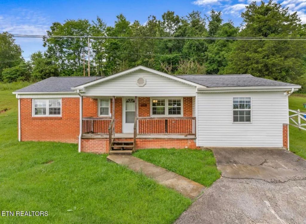 Photo of 922 Chittum Drive, Tazewell, TN 37879 (MLS # 1343064)
