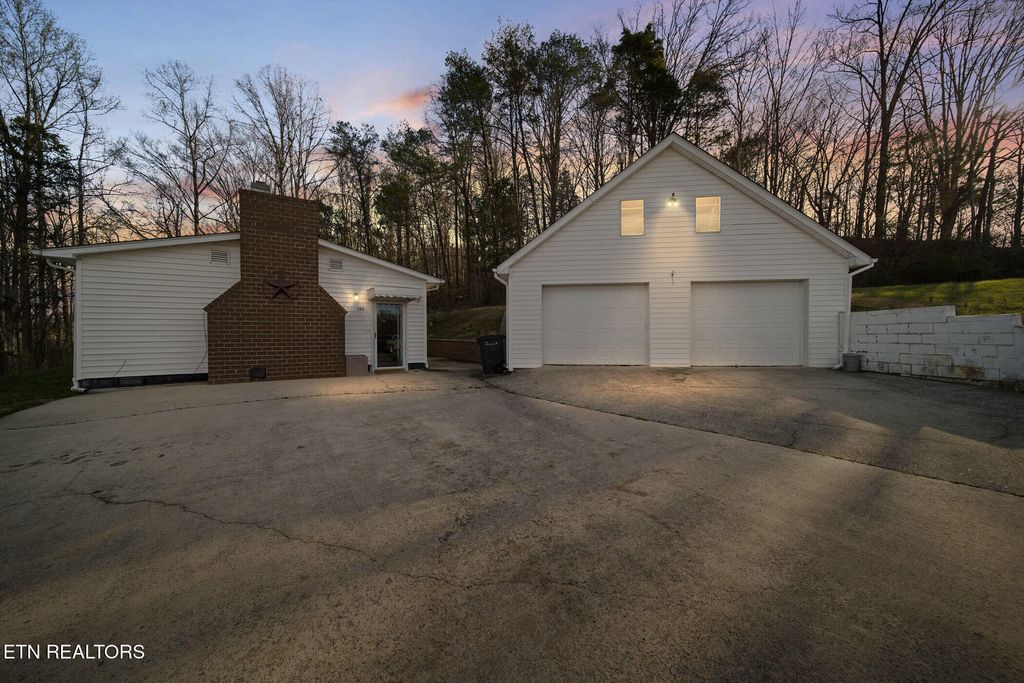 Photo of 205 Skyline Drive, Harriman, TN 37748 (MLS # 1294505)