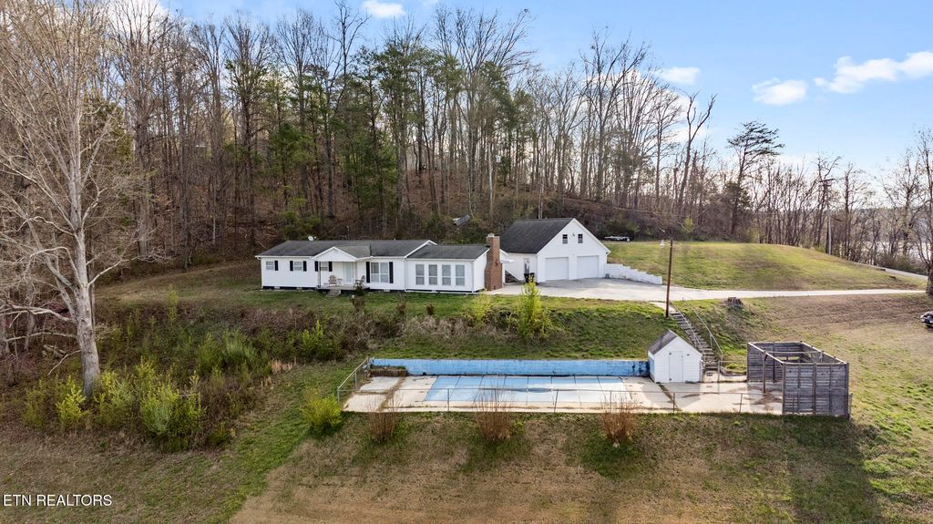 Photo of 205 Skyline Drive, Harriman, TN 37748 (MLS # 1294505)