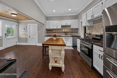 Tiny photo for 300 N Hicks St, Clinton, TN 37716 (MLS # 1349558)